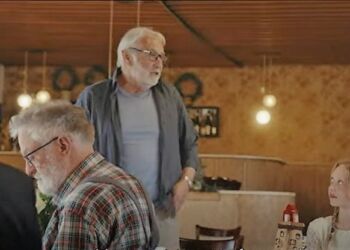 Niels Hausgaard i "Os der lever". Foto: Screenshot fra filmen.