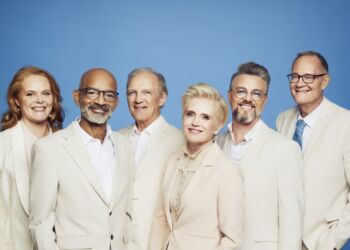 På scenen til jubilæumsforestillingen er Preben Kristensen, Trine Gadeberg, Kasper Le Fevre, Donald Andersen, Christiane G. Koch  og kapelmester Henrik Baloo Andersen. Foto: Emilia Therese
