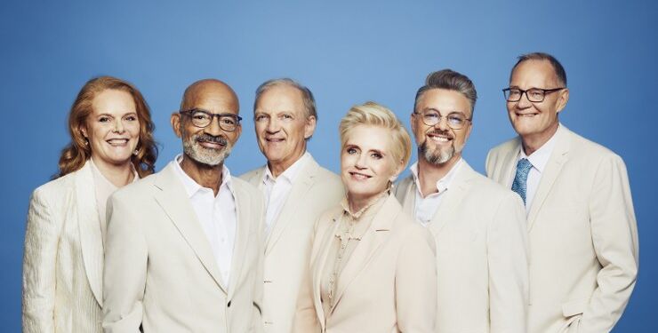 På scenen til jubilæumsforestillingen er Preben Kristensen, Trine Gadeberg, Kasper Le Fevre, Donald Andersen, Christiane G. Koch  og kapelmester Henrik Baloo Andersen. Foto: Emilia Therese