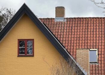 Det var i huset her centralt i Hjørring, de mange tusinde piller blev fundet. Foto: TV2 Nord.