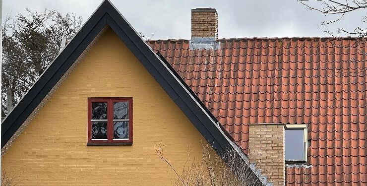 Det var i huset her centralt i Hjørring, de mange tusinde piller blev fundet. Foto: TV2 Nord.