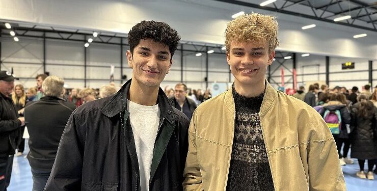 Sayed og Simon ledte efter arbejde til sabbatåret ved Jobmessen i Hjørring.