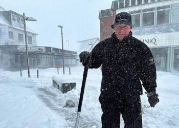 John Nymann skovlede i marts 2023 ikke mindre end 40 meter fortov for sne i Hirtshals.
Foto: Malthe Birger Jensen / TV 2.