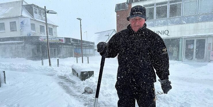 John Nymann skovlede i marts 2023 ikke mindre end 40 meter fortov for sne i Hirtshals.
Foto: Malthe Birger Jensen / TV 2.