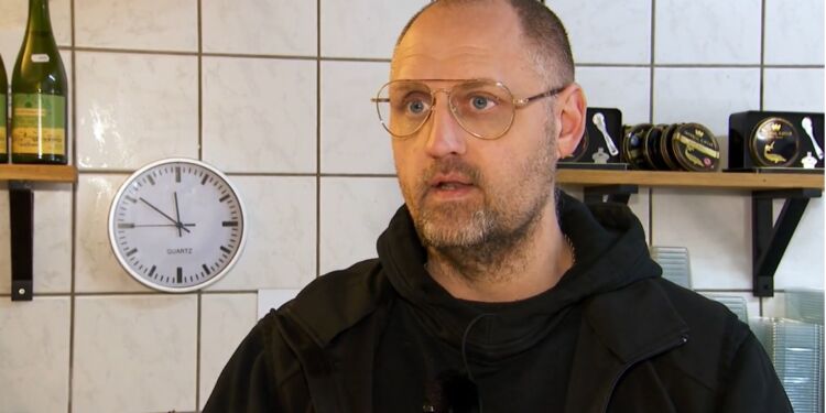 Fiskehandler Klaus Anker Jensen. Foto: TV2 Nord.