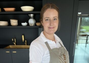 Amanda Axelsen er klar med påskekage i Kornets Hus.
