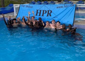 Hotellet Bungalow Beach, hvor drengene i grade 9 fik lov at komme i hotellets swimmingpool efterfulgt at spisning i restauranten.