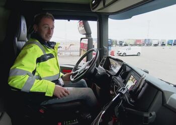 - Det er en Scania 530 hestes V8. Det er en rigtig lastbil, siger Mads Thomsen. Foto: TV2 Nord.