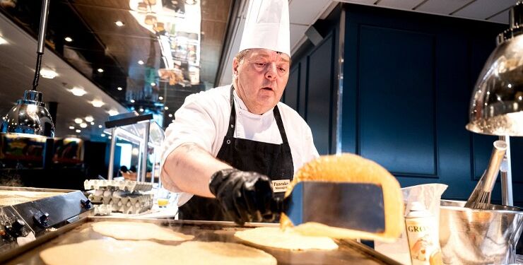 Pancake Manager Martin Vágoy ombord på MS Norröna. Foto: Smyril Line.