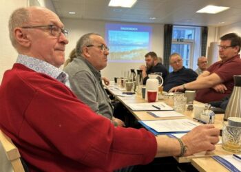 Forest til venstres ses formand Niller alias Niels Kristian Nielsen og næstformand Jan Milton Woller fra Hirtshals Fiskeriforening. Foto: Fiskeri Tidende.