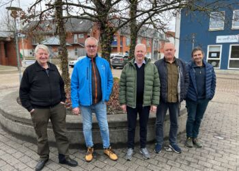 NordsøPostens faste stab efter et redaktionsmøde på Bindslev Hotel. Fra venstre er det Niels Helver, Niels Skipper, Niels Chr. Jakobsen, Palle W. Nielsen og Paw Rytter. Holdet giver i kraft af privatadresserne en bedre spredning i dækningen af stoffet i Hjørring Kommune. Foto: Arkiv.
