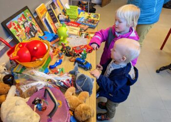 Christian og Benedicte var meget interesseret i de mange legesager, der var på loppemarkedet.