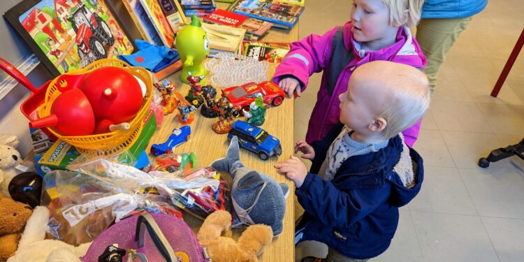 Christian og Benedicte var meget interesseret i de mange legesager, der var på loppemarkedet.