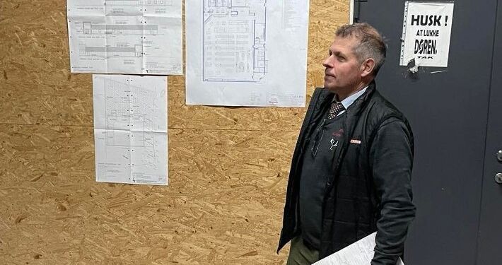 Rene Ejstrup Larsen præsenterer det nye byggeprojekt hos SPAR i Hirtshals.