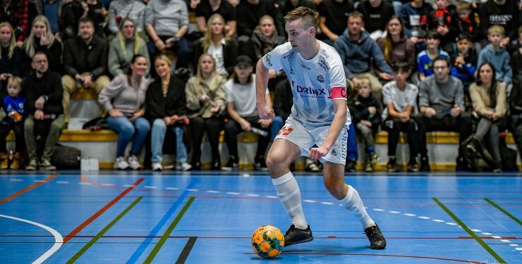 Danmarks futsal landshold ligger i øjeblikket på nummer 67 på verdensranglisten. Deres største præstation var 5-5 mod Argentina. Her udlignede Ruben Winther til 1-1. Foto: Jim Christensen.