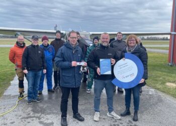 Fra venstre ses Jan Rams (Erhvervsrådgiver i Spar Nord) Christian Stephansen (Formand Faldskærmsklubben Nordenfjords) og Birgitte Pedersen (Bankrådsmedlem i Spar Nord Hjørring).