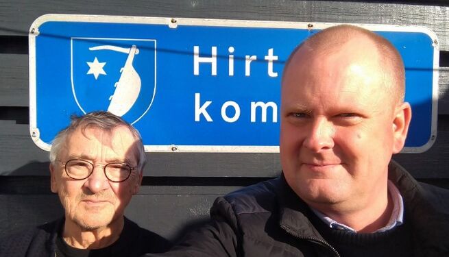 Knud Størup og Christian Borrisholt Steen under byvåbnet fra Hirtshals Kommune. Foto: Privat.