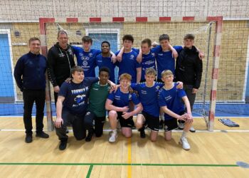 Holdbilledet med holdlederen Anders, træneren Morten og spillerne er fra Stendyssehallen.