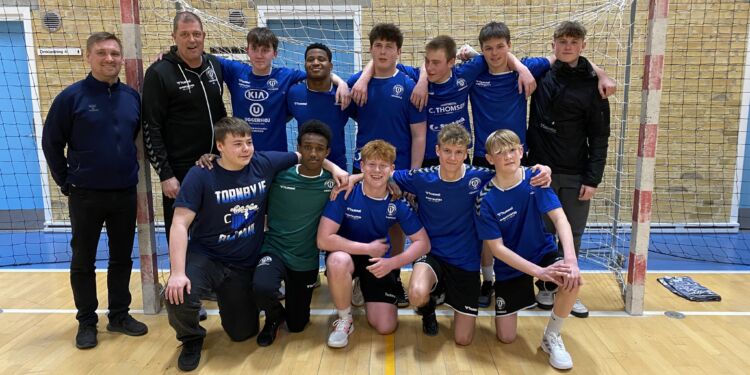 Holdbilledet med holdlederen Anders, træneren Morten og spillerne er fra Stendyssehallen.