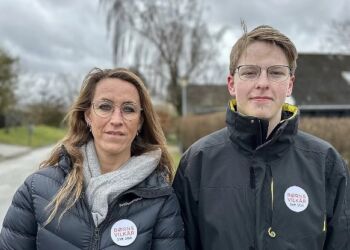 Hos Børns Vilkår har Trine og hendes 16-årige søn Sylvester hundredevis af samtaler med børn, der har problemer. Lige nu er der ekstra pres på linjen. Foto: Clara Al-Naseri / TV2 Nord.