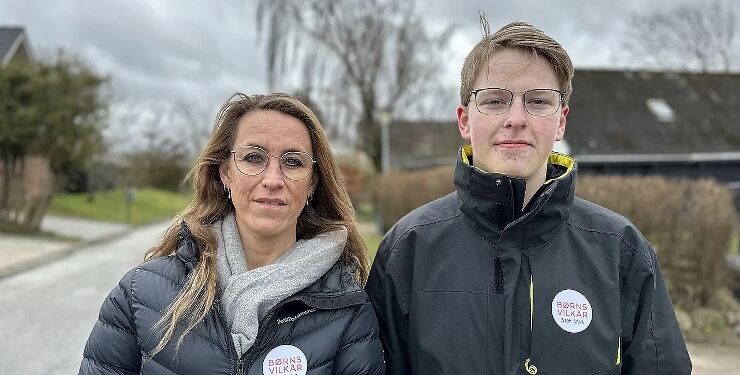 Hos Børns Vilkår har Trine og hendes 16-årige søn Sylvester hundredevis af samtaler med børn, der har problemer. Lige nu er der ekstra pres på linjen. Foto: Clara Al-Naseri / TV2 Nord.
