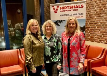 Sarah Routledge (tv) afløst i 2023 Rikke Vandsted (midten) som formand i Hirtshals Turisme. Her ses de sammen med turistchef Laila Zielke. Foto: Hirtshals Turisme.