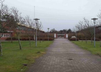 Indgangen til den allerede lukkede og senere hedengangne Ulvkærskolen i Emmersbæk ved Hirtshals. Foto (arkiv): Niels Skipper.