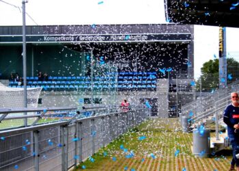 Her er det ganske vist ikke sne, men konfetti, der flyver i luften på stadion i Hjørring. Foto (arkiv): Presse-fotos.dk.