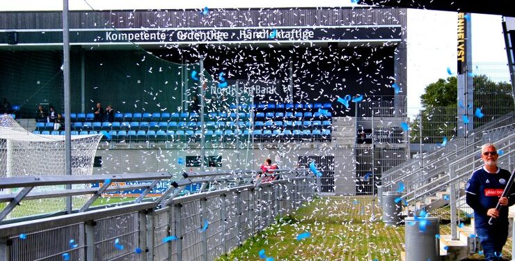 Her er det ganske vist ikke sne, men konfetti, der flyver i luften på stadion i Hjørring. Foto (arkiv): Presse-fotos.dk.