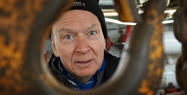 Carsten Jensen er med til at vedligeholde et stort norsk turistskib.