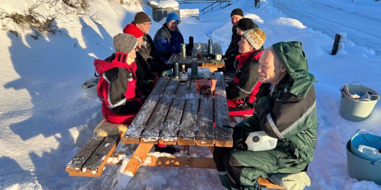 Første hold vinterbadere var i klokken 7, hvorefter en bjesk er velfortjent. Foto: Niels Skipper.