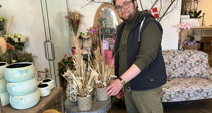 Blomsterdekoratør Jonas Andersen er fast mand i Hjørring. Foto: Palle W. Nielsen