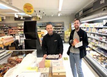 Andreas og Dennis fra SPAR Hjørring købmanden på Nordens Allé er også med i kommunens UngeGarantien. Foto: Palle W. Niesen