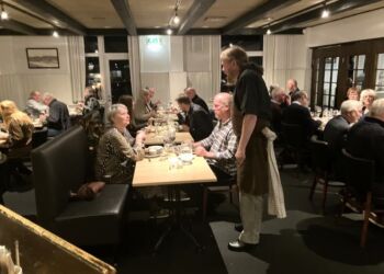 Værten Åge Vinther har altid tid til en snak med gæsterne. Foto: Palle W. Nielsen