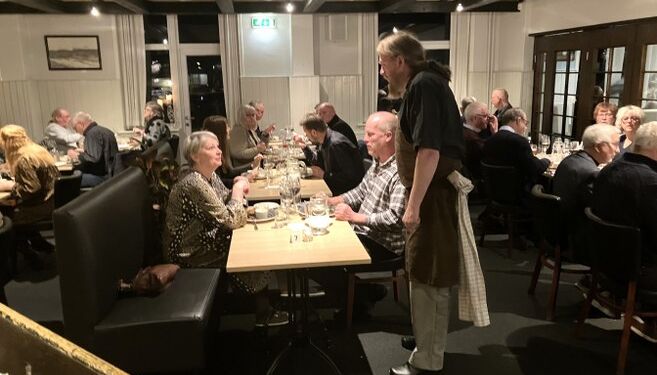 Værten Åge Vinther har altid tid til en snak med gæsterne. Foto: Palle W. Nielsen