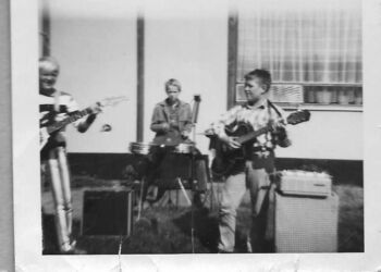 Til højre Kurt Møller Harboe, til venstre Jan Olesen og Ib Grønbech i midten som trommeslager. Privatfoto