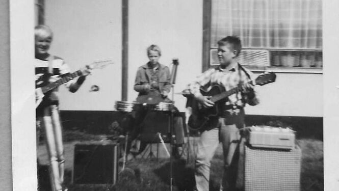 Til højre Kurt Møller Harboe, til venstre Jan Olesen og Ib Grønbech i midten som trommeslager. Privatfoto