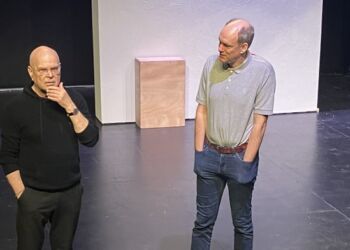 Instruktør Thomas Müller, til venstre, fortæller om Kaptajn Utrolig i skikkelse af skuespiller Jakob Højlev Jørgensen. Foto: Palle W. Nielsen