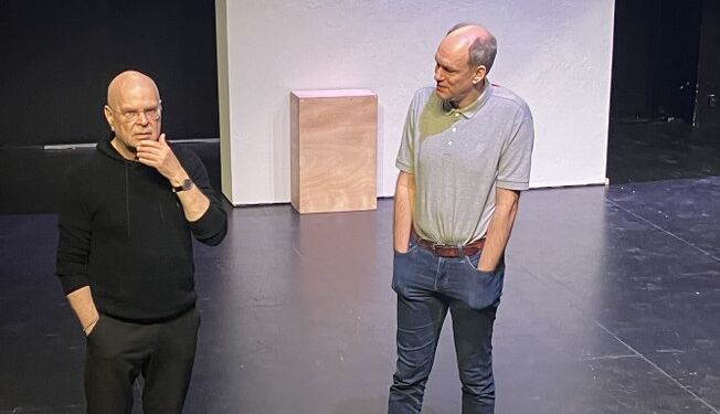 Instruktør Thomas Müller, til venstre, fortæller om Kaptajn Utrolig i skikkelse af skuespiller Jakob Højlev Jørgensen. Foto: Palle W. Nielsen