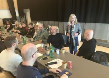 Pia Mourier byder velkommen til skuespiller Jakob Højlev Jørgensen og instruktør Thomas Müller. Foto: Palle W. Nielsen