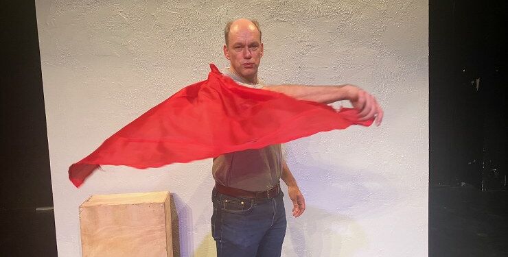 Jakob Højlev Jørgensen  spiller alle 15 roller også Kaptajn Utrolig. Foto: Palle W. Nielsen