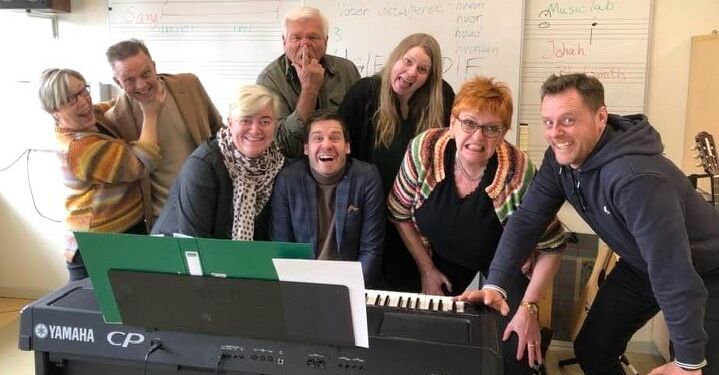 Hele holdet (næsten - Pia mangler på billedet) øver og øver, så de er klar til at give jer endnu en fantastisk Lundergård Revy. Privatfoto