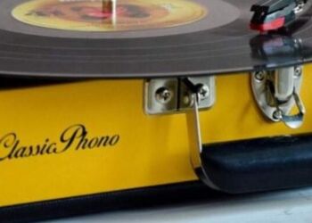 Pladebasaren lørdag er åben klokken 10-15.