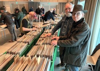 Peter Popowicz fra Tversted sikrede sig lørdag også deltagere til pladebasaren i Tversted. Foto: Palle W. Nielsen