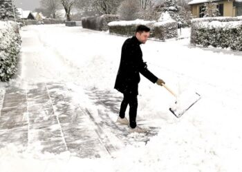 Tirsdag morgen fjernes sne, så Magnus i Hjørring kan få bilen ud. Foto: Palle W. Nielsen