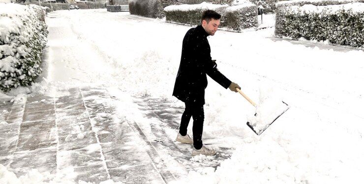 Tirsdag morgen fjernes sne, så Magnus i Hjørring kan få bilen ud. Foto: Palle W. Nielsen