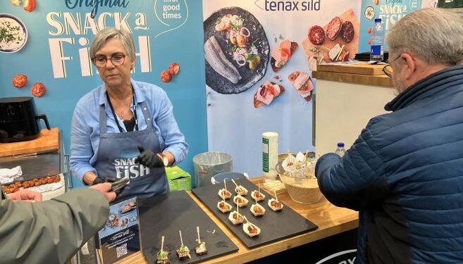 ThermITs salgschef Ivan Lindgren Hansen nåede også en smagsprøve på Årets Sild på Tenax Sild's stand. Foto: Palle W. Nielsen