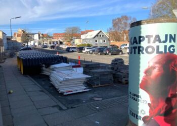 Kaptajnen fra Vendsyssel Teater kigger med på arbejdet i Hjørring Midtby. Foto: Palle W. Nielsen