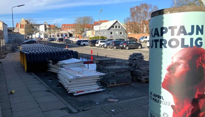 Kaptajnen fra Vendsyssel Teater kigger med på arbejdet i Hjørring Midtby. Foto: Palle W. Nielsen