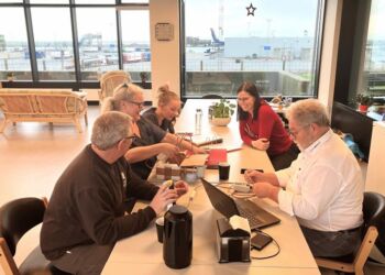 ThermITs direktør Ivan Lindgren Hansen instruerer personalet på Ældrecenter Vikingbanke i Hirtshals. 
Foto: Palle W. Nielsen